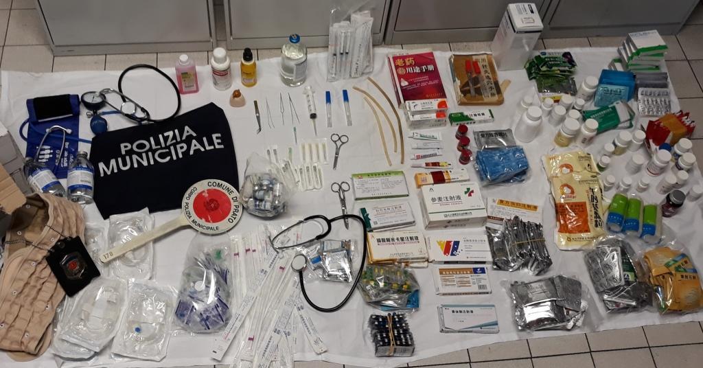 Il materiale medico sequestrato nell’ambulatorio improvvisato