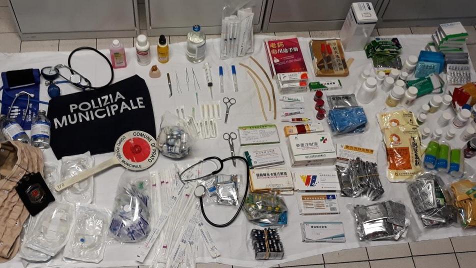Il materiale medico sequestrato nell’ambulatorio improvvisato