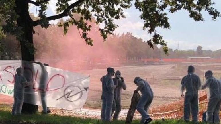 Reggio Emilia, vandali al cantiere del Conad di via Luxemburg: striscioni pro clima e recinzione divelta