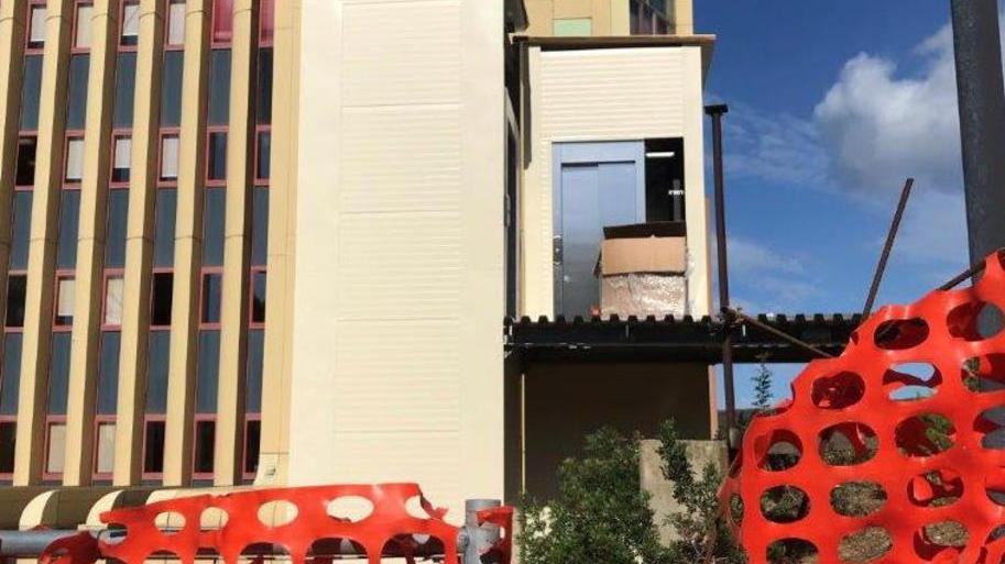 Slitta ancora il termine per la conclusione dei lavori a Villamarina come risulta evidente dalla situazione del cantiere con gli ascensori