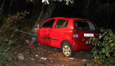 Auto giù dalla scarpata, due feriti 
