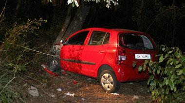 Auto giù dalla scarpata, due feriti