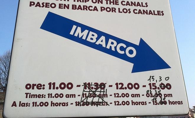I cartelli per i turisti modificati a penna... 