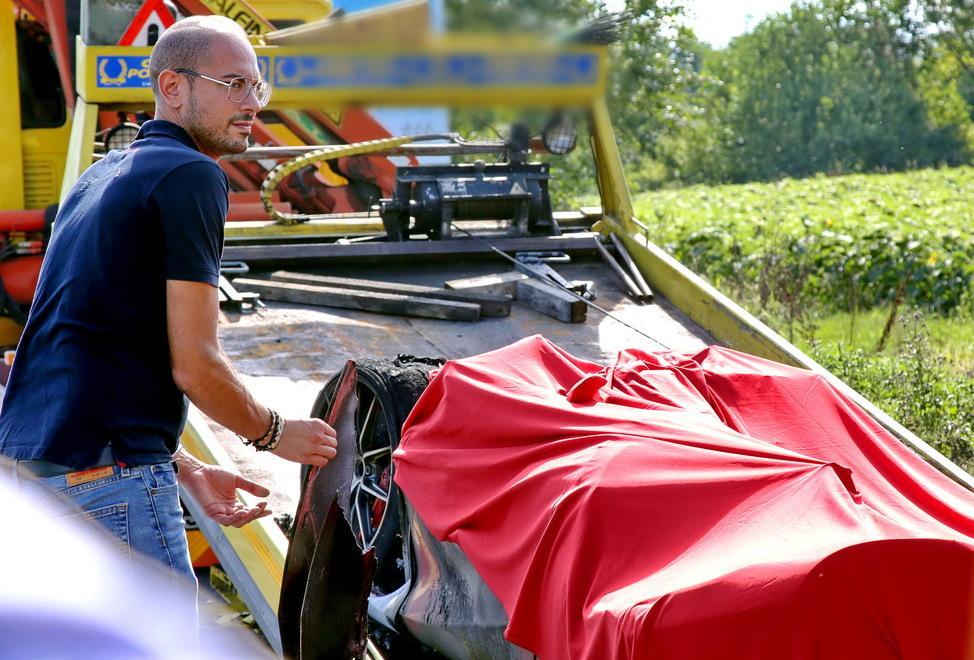 Una Ferrari prende fuoco durante il collaudo su strada a Castelnuovo