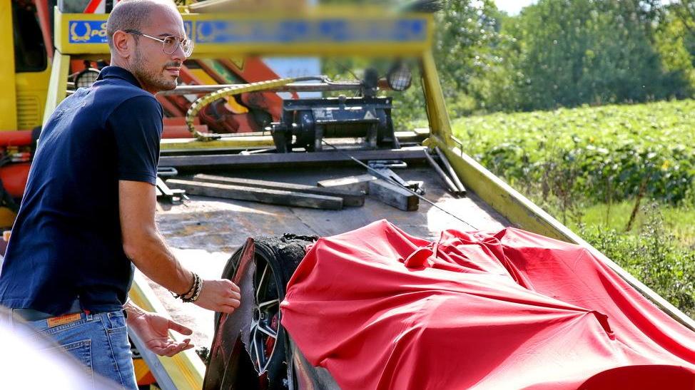 Una Ferrari prende fuoco durante il collaudo su strada a Castelnuovo