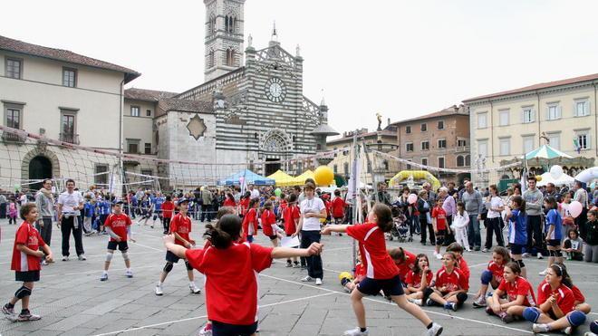 Il centro storico invaso dai bambini per una giornata di sport
