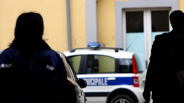 Il vigile era anche postino, un lavoro non gli bastava