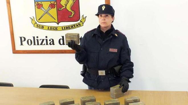 In casa ha 20 chilogrammi di hashish, arrestato un operaio