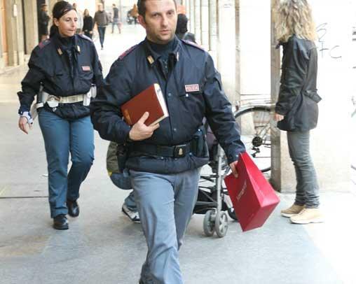 Evade dai domiciliari e mette a segno due furti, fermata 