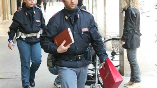 Evade dai domiciliari e mette a segno due furti, fermata