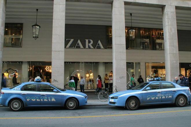 Morde il commesso di Zara per scappare dopo il furto 