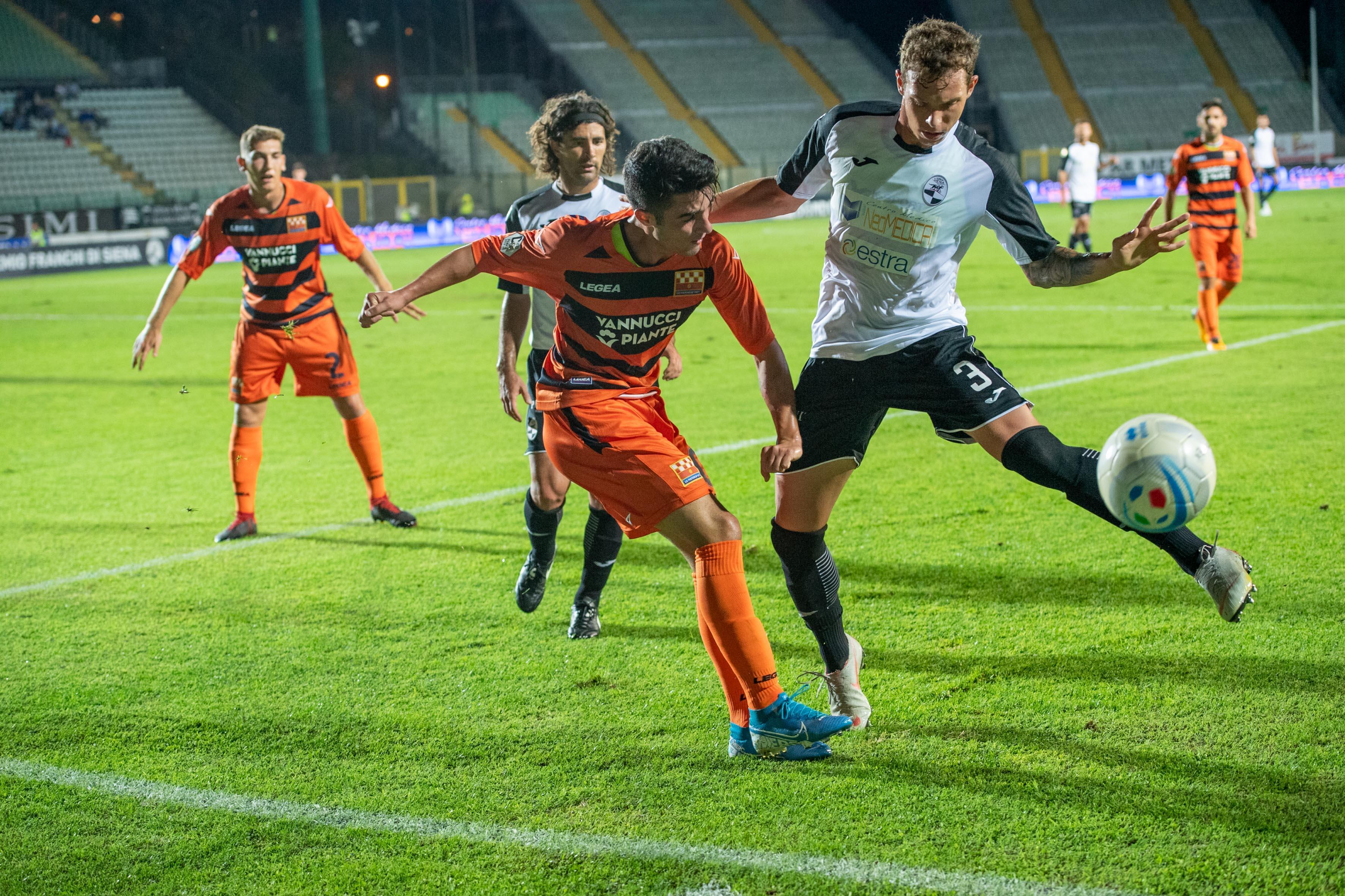 Un duello durante la partita tra Pistoiese e Siena (Foto Carlo Pellegrino)