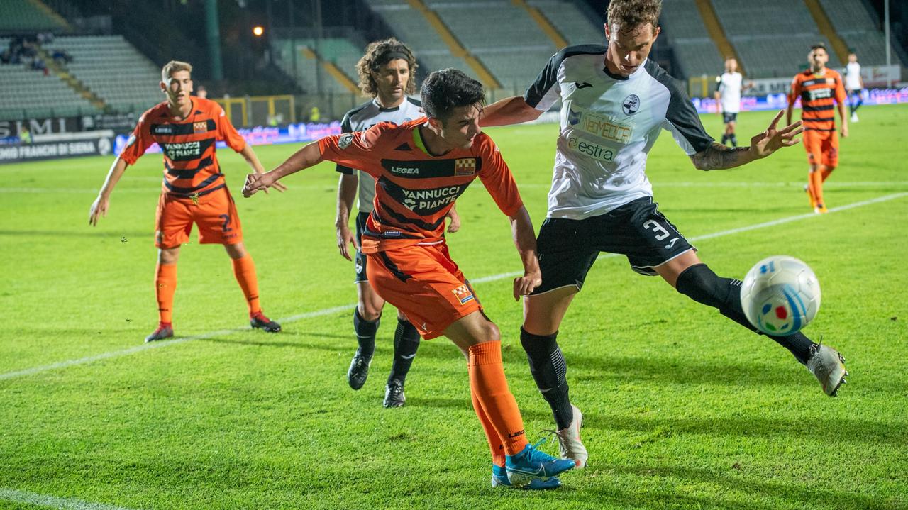 Un duello durante la partita tra Pistoiese e Siena (Foto Carlo Pellegrino)