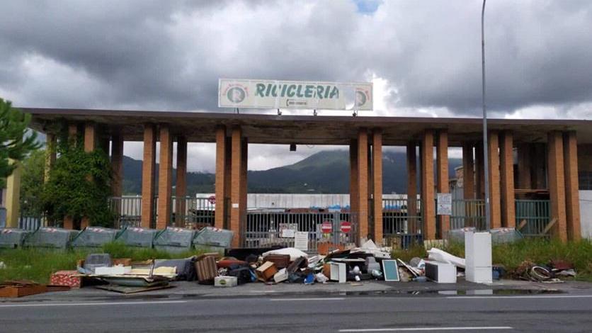 «Davanti alla Ricicleria una maxi discarica»