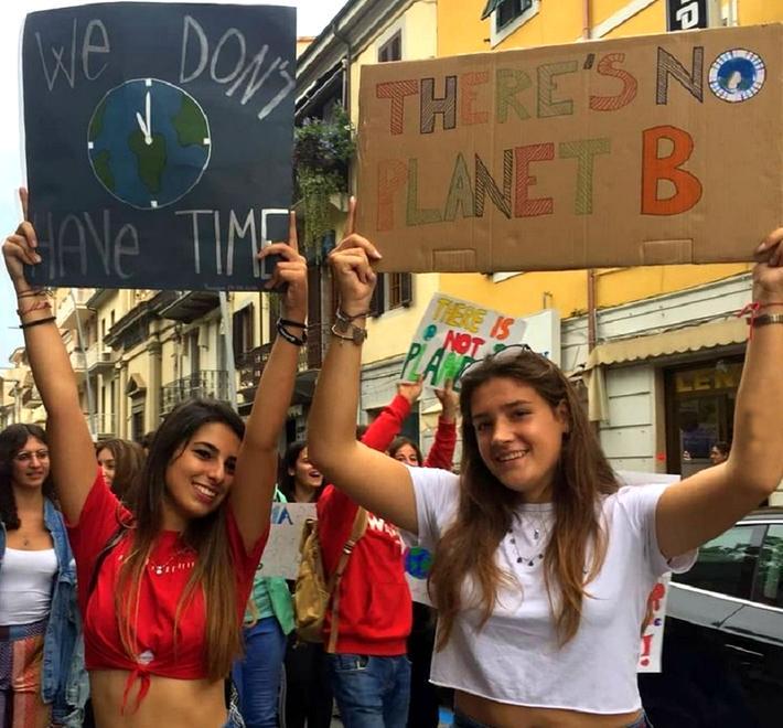 Corteo e proposte dei giovani versiliesi per un futuro migliore 