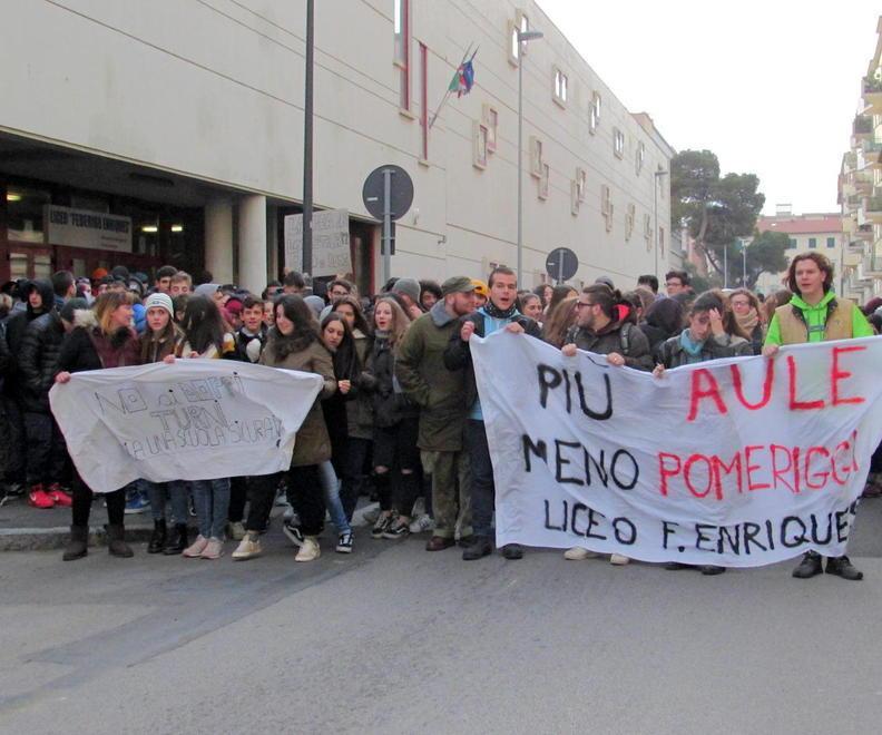 «No al trasloco dell’indirizzo Linguistico». Enriques, anche i prof contro la Provincia 