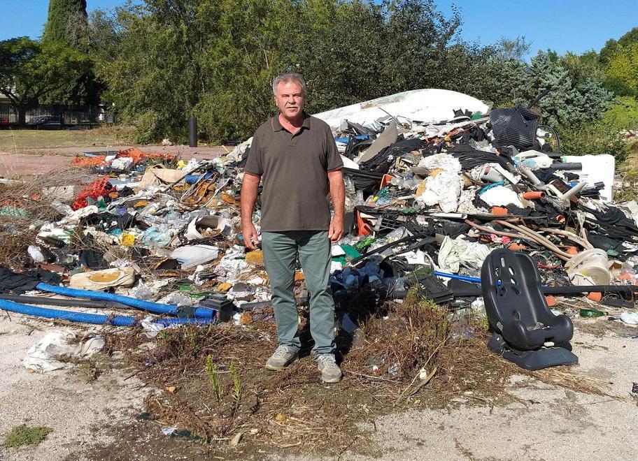 Una montagna di rifiuti davanti alle case in città 