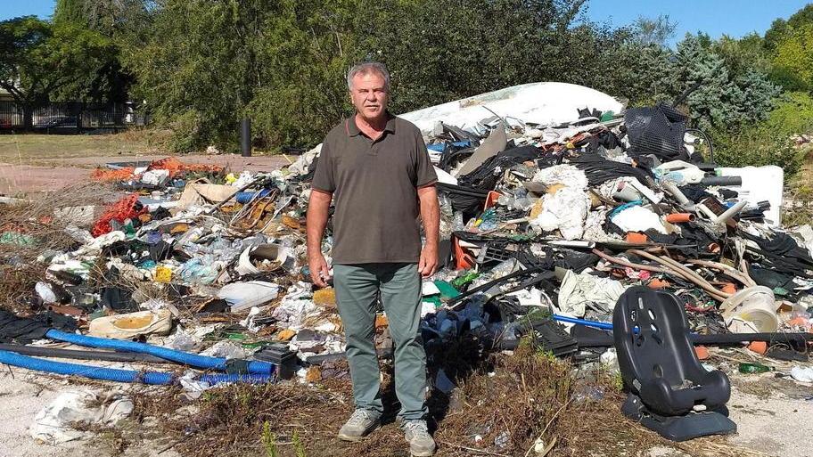 Una montagna di rifiuti davanti alle case in città