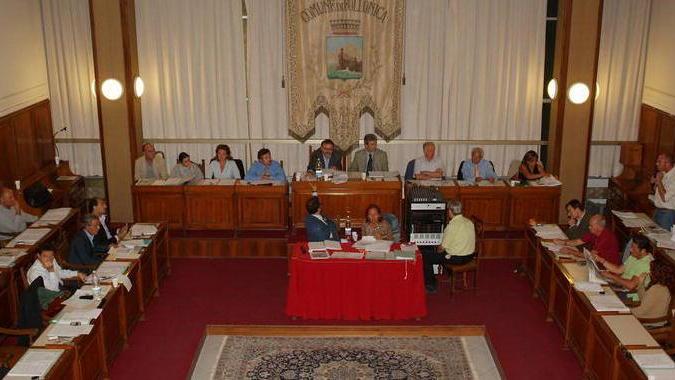 La “Mozione Anpi” passa, l’opposizione si alza e se ne va