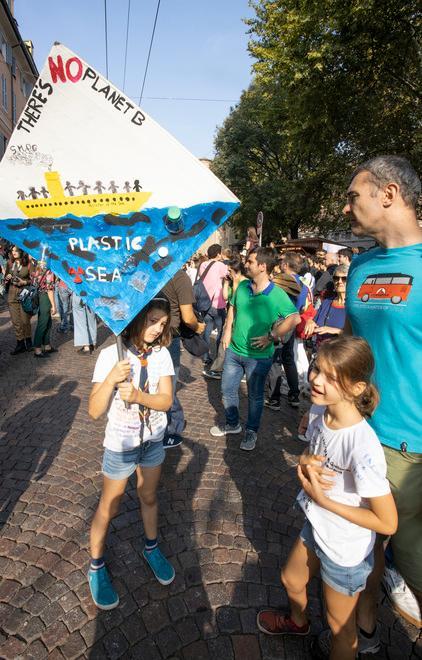 Bambini, insegnanti e ricercatori universitari «Dobbiamo cambiare» 