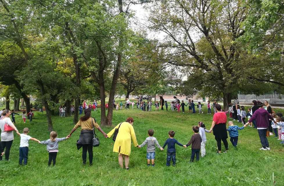Bimbi nei parchi con i nonni