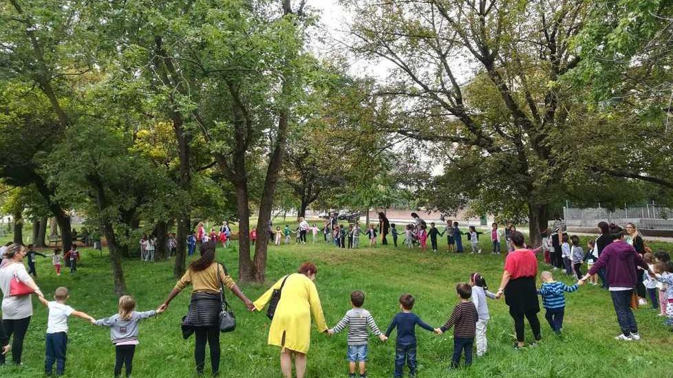 Bimbi nei parchi con i nonni