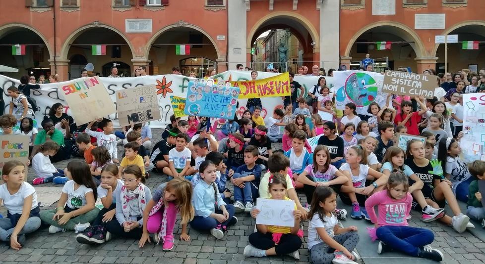Doppia sfilata in centro e pulizia al parco Ducale «Non ci fermeremo»