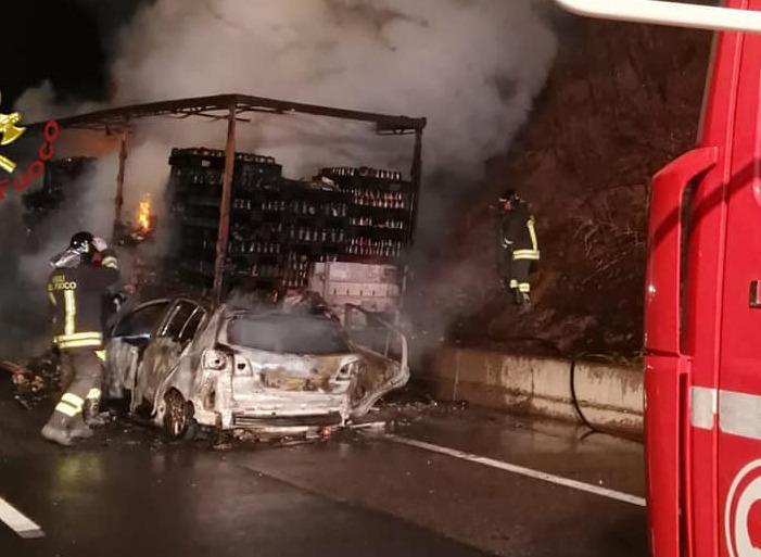Finisce sotto un camion e i mezzi si incendiano Autisti salvi in extremis 