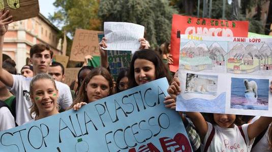 L’onda verde invade il centro di Reggio Ecco il popolo di Greta