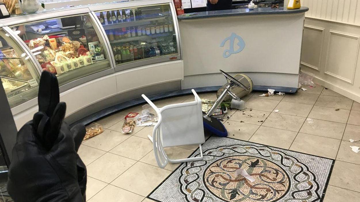 Gelateria devastata durante una rissa: due feriti con le forbici, cinque arresti