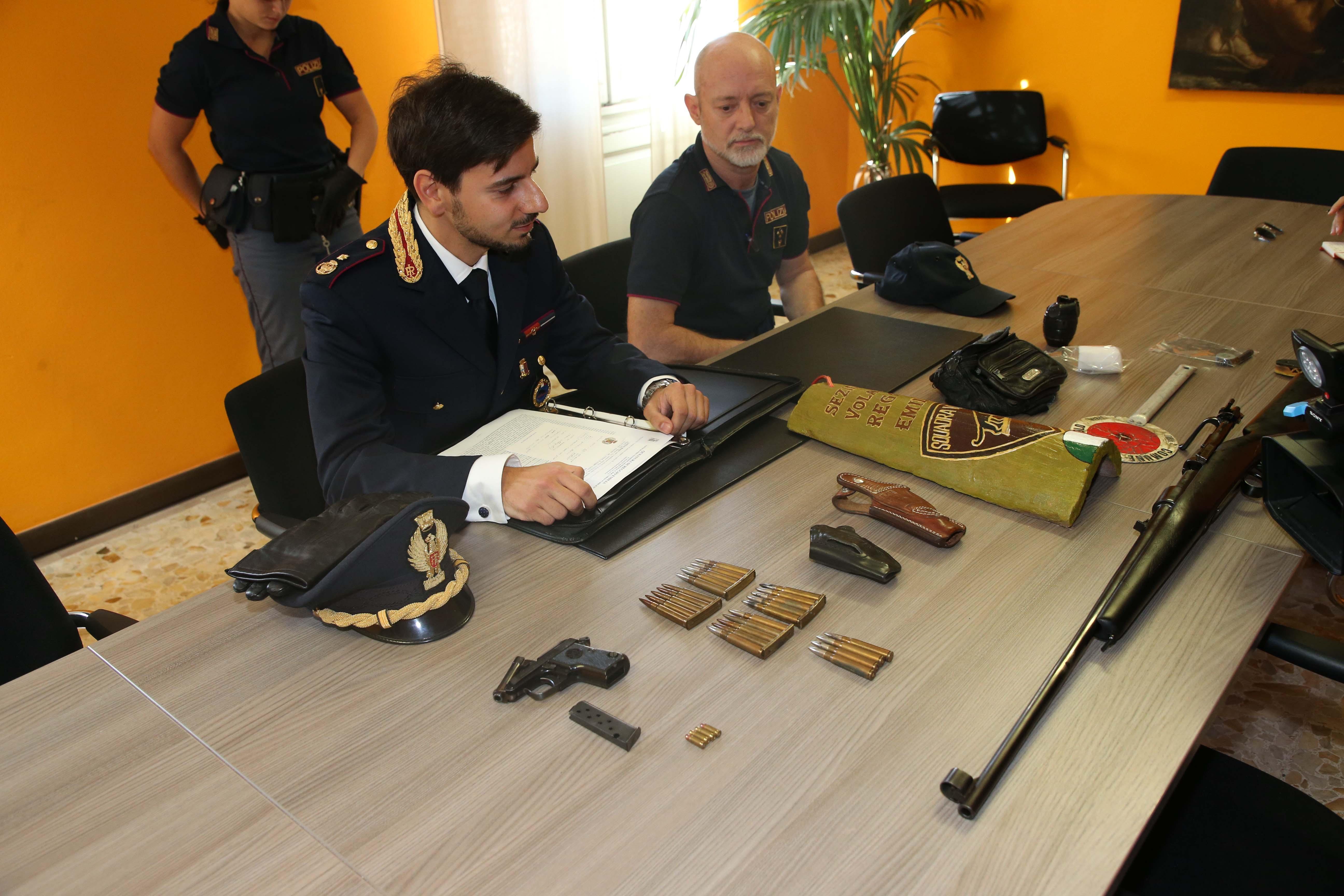 Reggio Emilia, arsenale da guerra nascosto in casa: 55enne in manette dopo una lite con il figlio 