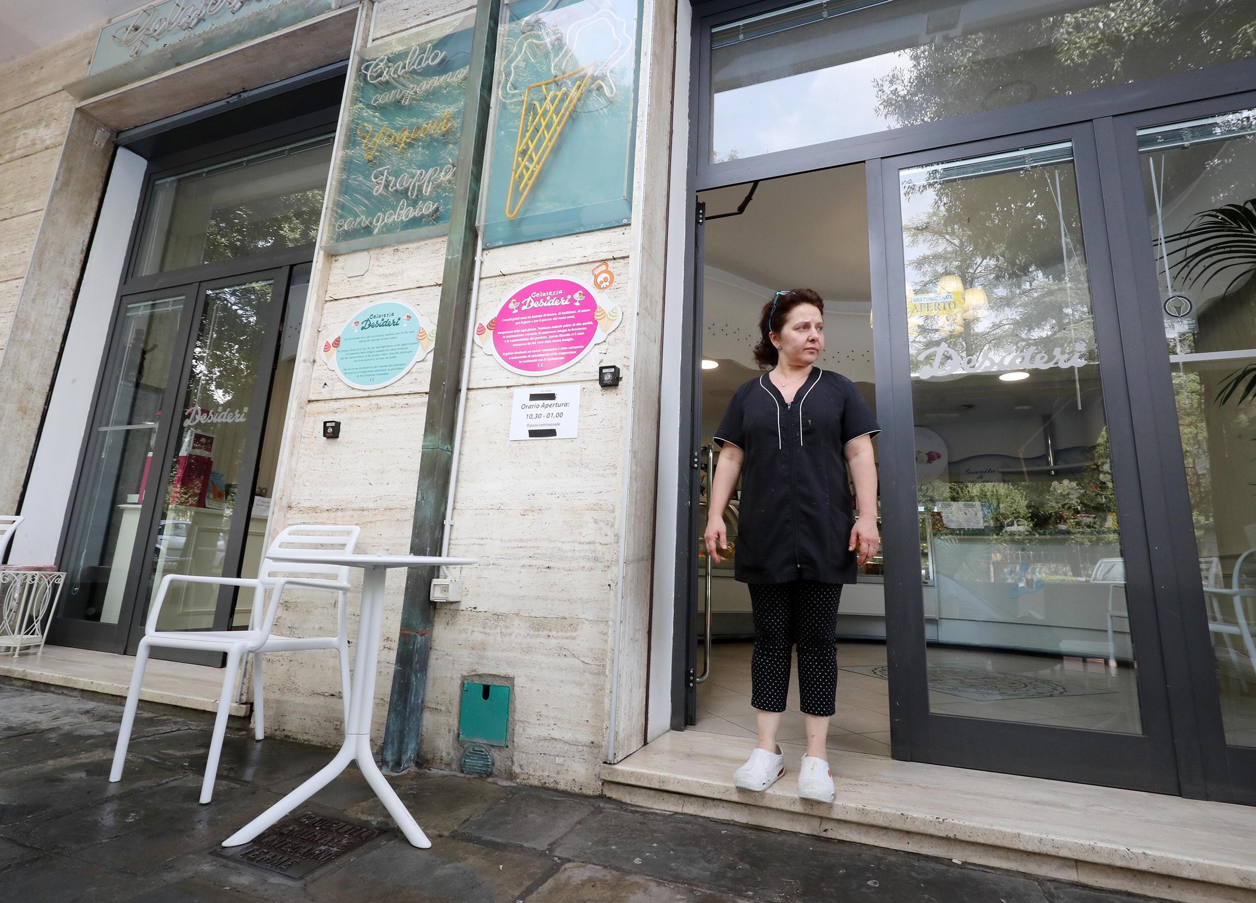 La titolare. Manuela Desideri sulla porta dell'omonima gelateria di Montecatini che si affaccia sul viale Verdi (foto Nucci)