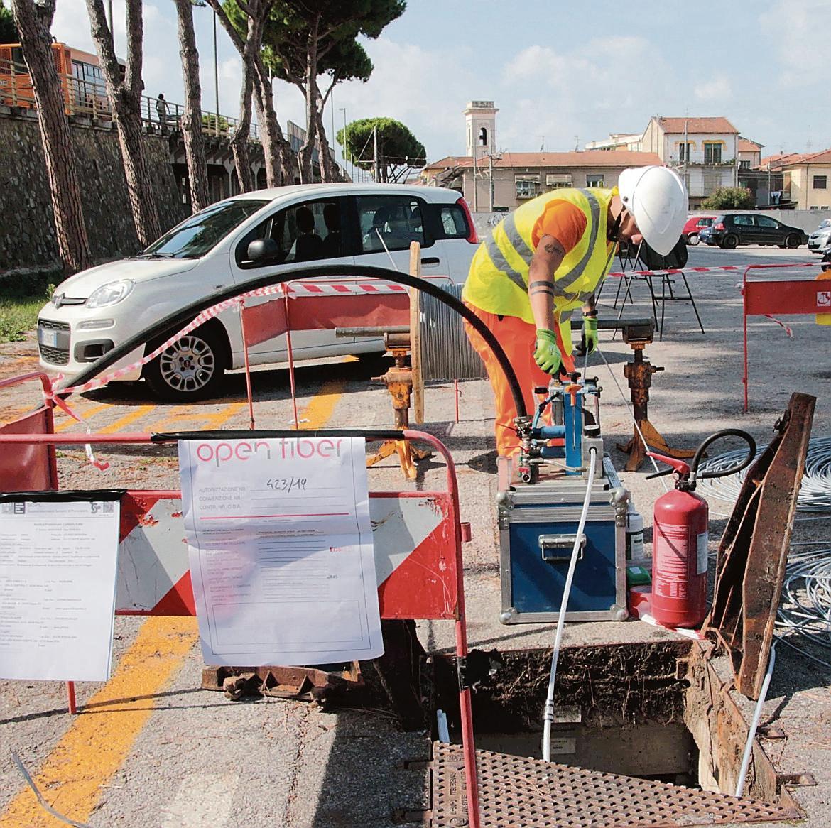 La posa della fibra ottica nel cantiere nel piazzale della Pam