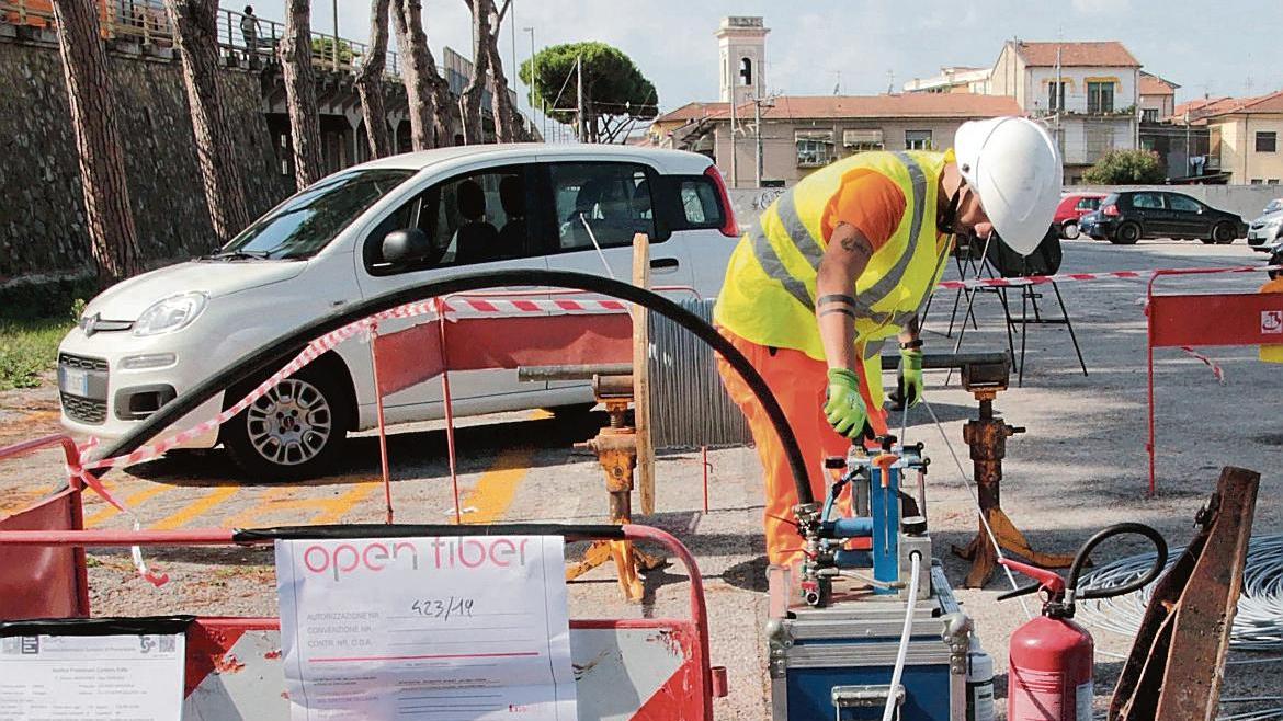 La posa della fibra ottica nel cantiere nel piazzale della Pam