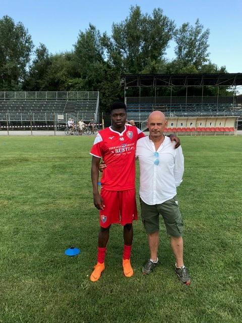 L'attaccante Muhamed Olawale Tehe insieme al direttore sportivo del Ponsacco Andrea Luperini