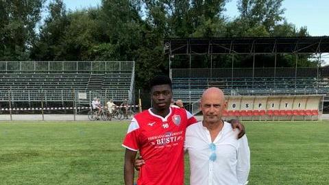 L'attaccante Muhamed Olawale Tehe insieme al direttore sportivo del Ponsacco Andrea Luperini