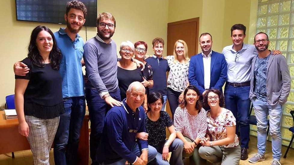 Foto di gruppo per consiglieri comunali e responsabili del servizio