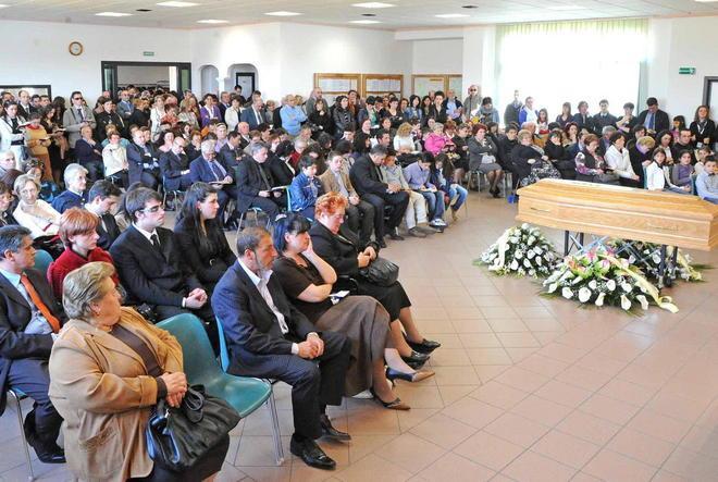 Ultimo saluto alla donna uccisa dalla fresa