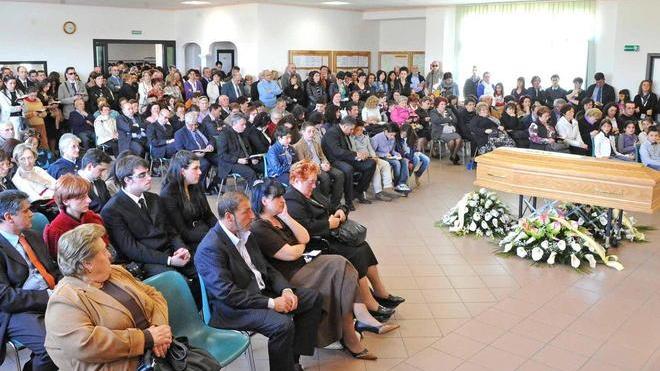 Ultimo saluto alla donna uccisa dalla fresa