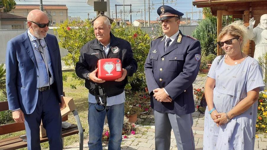 Le Tartarughe lente donano un defibrillatore alla Polizia stradale