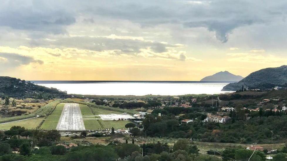 «Toscana Aeroporti gestisca lo scalo elbano»