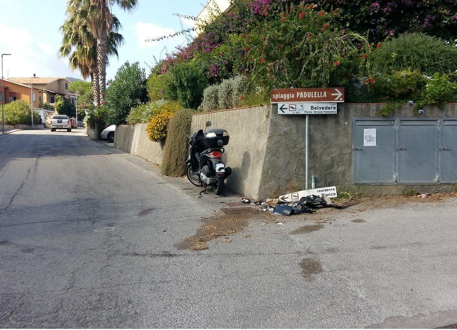 Con lo scooter contro il muro, grave una ragazza 