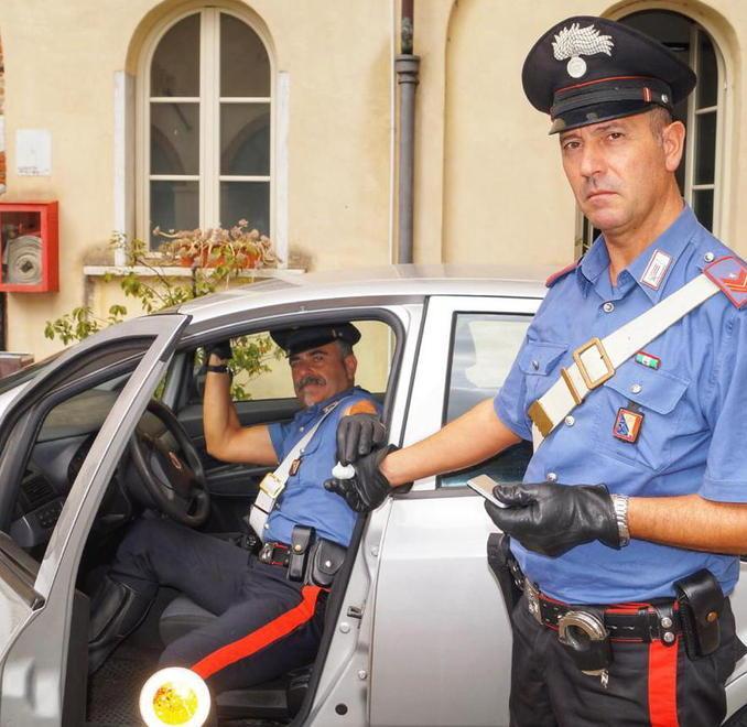 Trovano la coca nascosta nel tettino dell’auto 