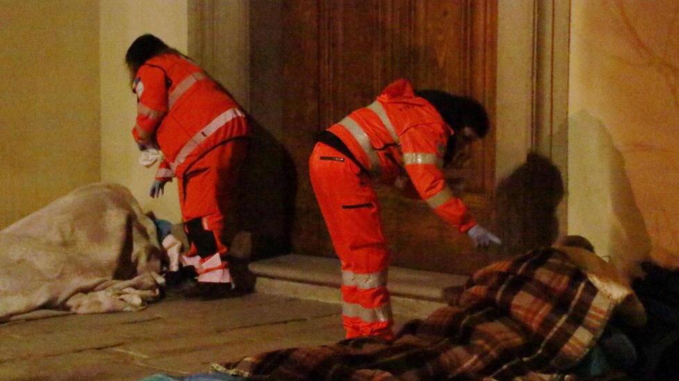 Alcuni volontari che soccorrono i bisognosi