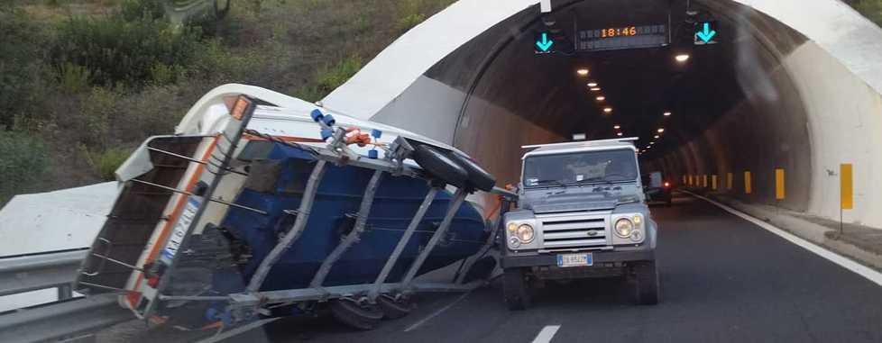 La barca sul rimorchio si ribalta in autostrada