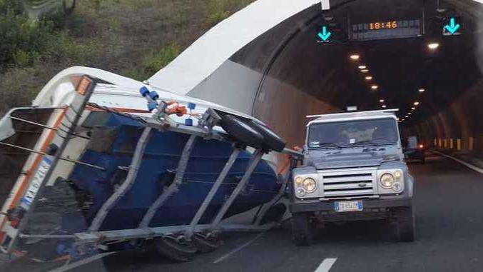 La barca sul rimorchio si ribalta in autostrada