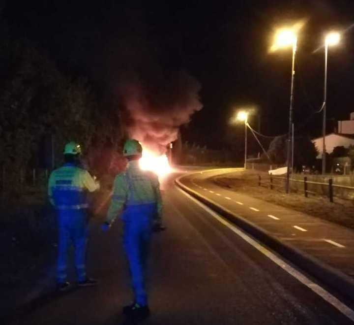 A fuoco in piena notte l’auto di una donna È caccia all’incendiario 
