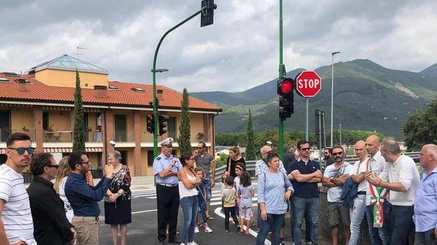 Caprona diventa più sicura col semaforo