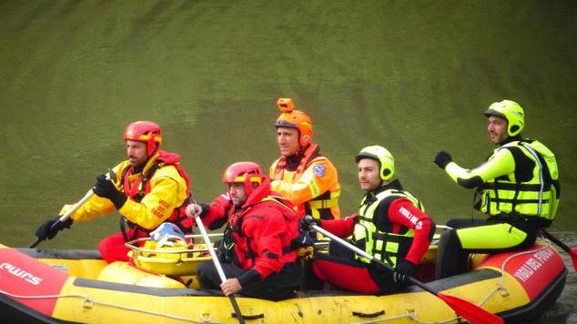 Prove generali di alluvione con evacuazione e salvataggio