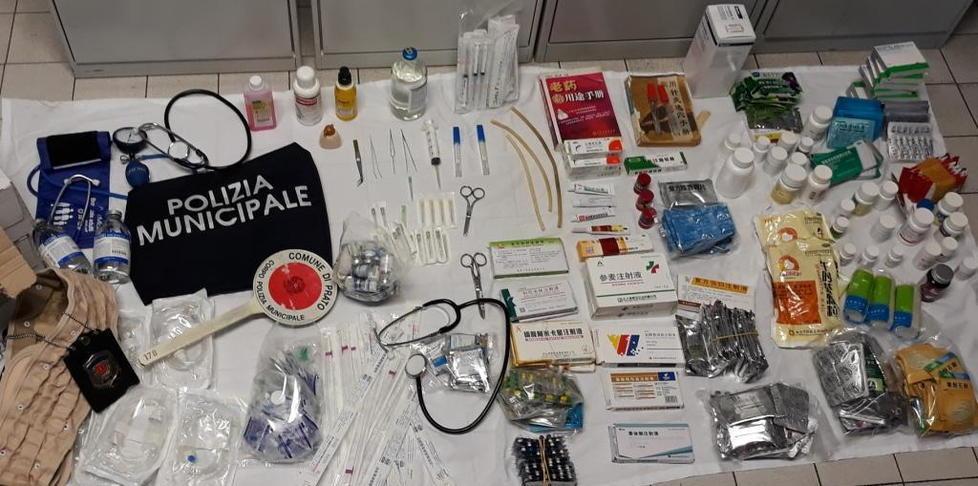 S’improvvisa medico allestendo in casa un ambulatorio 